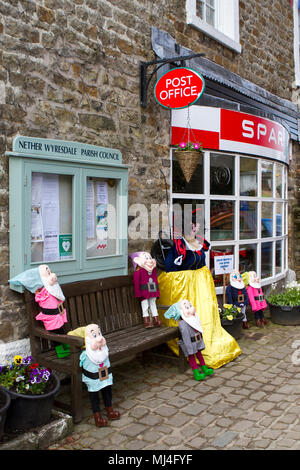 Scorton, UK. Scorton Barrow et bicyclettes peuvent vacances de banque, 4 mai 2018. Scorton Bikes & Barrows Festival est le premier mai bank holiday weekend - regarder dehors pour la décoration des vélos et des brouettes tout autour du village. Le week-end sera re-enactment live events, tir à l'ARC, 2 jours de fête de la musique, d'une exposition canine, des foires artisanales et des jeux pour enfants et des attractions. Credit : Cernan Elias/Alamy Live News Banque D'Images