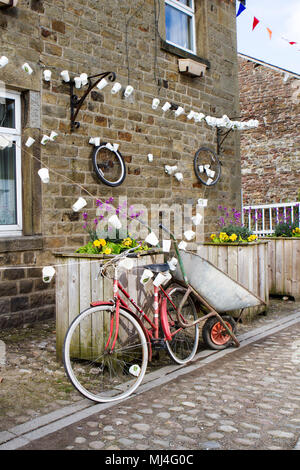 Scorton, UK. Scorton Barrow et bicyclettes peuvent vacances de banque, 4 mai 2018. Scorton Bikes & Barrows Festival est le premier mai bank holiday weekend - regarder dehors pour la décoration des vélos et des brouettes tout autour du village. Credit : Cernan Elias/Alamy Live News Banque D'Images