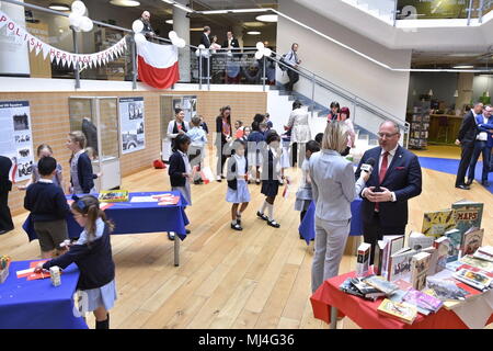 Londres, Royaume-Uni. 4e mai 2018. Célébrations de la Polish Heritage Festival à Uxbridge Bibliothèque. L'ambassadeur Arkady Rzegocki et Boris Johnson, une célébration de la culture polonaise et exposition sur l'Escadron 303 un festival polonais sur le centenaire de la Pologne a retrouvé son indépendance. Crédit Crédit : Marcin Libera : Marcin Libera/Alamy Live News Banque D'Images