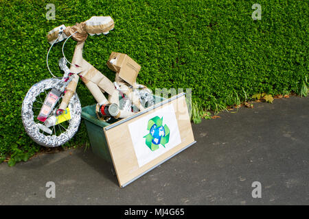 Scorton, UK. Scorton Barrow et bicyclettes peuvent vacances de banque, 4 mai 2018. Scorton Bikes & Barrows Festival est le premier mai bank holiday weekend - regarder dehors pour la décoration des vélos et des brouettes tout autour du village. Le week-end sera re-enactment live events, tir à l'ARC, 2 jours de fête de la musique, d'une exposition canine, des foires artisanales et des jeux pour enfants et des attractions. Credit : Cernan Elias/Alamy Live News Banque D'Images