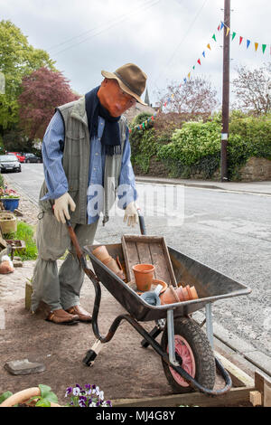 Scorton, UK. Scorton Bikes & Barrows Festival. 4 mai, 2018. Week-end du premier mai. Une fête de village de vélos décorés et des brouettes sur afficher tout au long de la rue en milieu rural. La location et brouette festival a lieu chaque année à Scorton. Le village accueille un certain nombre d'activités amusantes et les villageois décorent leurs maisons et jardins décorés avec des vélos, des caricatures et des effigies souvent basées sur l'actualité, humoristique ou décorées de fleurs de printemps. /AlamyLiveNews MediaWorldImages Crédit : Banque D'Images