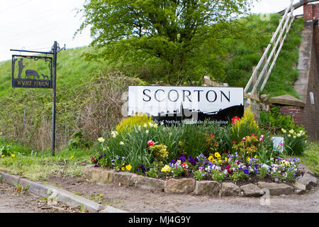 Scorton, UK. Scorton Barrow et bicyclettes peuvent vacances de banque, 4 mai 2018. Scorton Bikes & Barrows Festival est le premier mai bank holiday weekend - regarder dehors pour la décoration des vélos et des brouettes tout autour du village. Le week-end sera re-enactment live events, tir à l'ARC, 2 jours de fête de la musique, d'une exposition canine, des foires artisanales et des jeux pour enfants et des attractions. Credit : Cernan Elias/Alamy Live News Banque D'Images