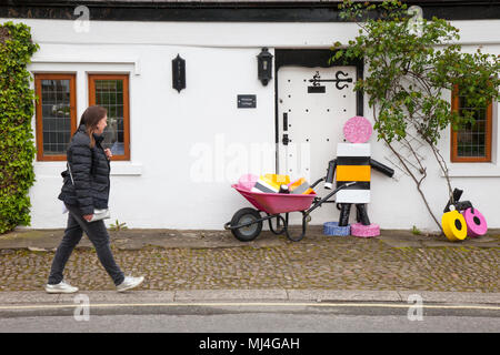 Bassetts licorice altrie figures et sculptures à Scorton, Royaume-Uni. Bikes & Barrows Festival. 4th mai 2018. Week-end des jours fériés de mai. Un festival de village de bicyclettes et de brouettes décorées exposées dans les rues rurales. Le festival de la bicyclette et de la brouette a lieu chaque année à Scorton. Le village accueille un certain nombre d'événements amusants et les villageois décorent leurs jardins et leurs maisons avec des vélos, des caricatures et des effigies décorés, souvent basés sur les affaires actuelles, humoristiques ou décorés de fleurs printanières. Crédit : MediaWorldImages/AlamyLiveNews Banque D'Images