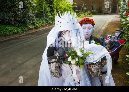 Scorton, Royaume-Uni. Scorton Bikes & Barrows Festival. 4 mai 2018. Je viens de se marier le week-end des fêtes de banque du jour de mai. Les rues rurales. Caricatures et effigies humoristiques et décorées de fleurs printanières. Crédit : MediaWorldImages/AlamyLiveNews Banque D'Images