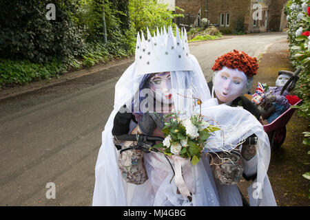 Scorton, Royaume-Uni. Scorton Bikes & Barrows Festival. 4 mai 2018. Je viens de se marier le week-end des fêtes de banque du jour de mai. Les rues rurales. Caricatures et effigies humoristiques et décorées de fleurs printanières. Crédit : MediaWorldImages/AlamyLiveNews Banque D'Images