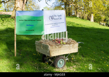 Scorton, UK. Scorton Barrow et bicyclettes peuvent vacances de banque, 4 mai 2018. Scorton Bikes & Barrows Festival est le premier mai bank holiday weekend - regarder dehors pour la décoration des vélos et des brouettes tout autour du village. Le week-end sera re-enactment live events, tir à l'ARC, et d'attractions. Credit : Cernan Elias/Alamy Live News Banque D'Images