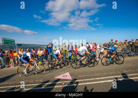 TDF 2018 Tour de Yorkshire, côte de Ilkley Moor, vache et veau, West Yorkshire, Royaume-Uni. 4e mai 2018. 300m de l'arrivée, les coureurs sprint pour la ligne sur le sommet de la côte de Ilkley Moor, à la fin de la deuxième journée du Tour de Yorkshire race cycle 2018. ©Ian Wray/Alamy Live News Banque D'Images