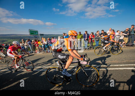 TDF 2018 Tour de Yorkshire, côte de Ilkley Moor, vache et veau, West Yorkshire, Royaume-Uni. 4e mai 2018. 300m de l'arrivée, les coureurs sprint pour la ligne sur le sommet de la côte de Ilkley Moor, à la fin de la deuxième journée du Tour de Yorkshire race cycle 2018. ©Ian Wray/Alamy Live News Banque D'Images