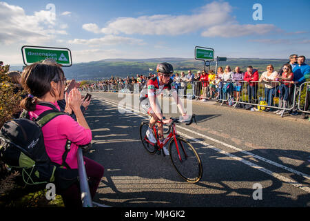 TDF 2018 Tour de Yorkshire, côte de Ilkley Moor, vache et veau, West Yorkshire, Royaume-Uni. 4e mai 2018. 300m de l'arrivée, les coureurs sprint pour la ligne sur le sommet de la côte de Ilkley Moor, à la fin de la deuxième journée du Tour de Yorkshire race cycle 2018. ©Ian Wray/Alamy Live News Banque D'Images