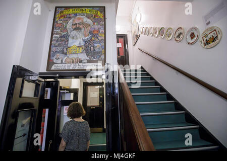 Londres, Grande-Bretagne. 4 mai, 2018. Un bénévole promenades à travers l'entrée de la Marx Memorial Library et de travailleurs School à Londres, Angleterre, le 4 mai 2018. Créé en 1933 à l'occasion du 50e anniversaire de la mort de Marx, le Marx Memorial Library et l'École des travailleurs a été l'accueil de générations intellectuelle de chercheurs intéressés à étudier le marxisme, le syndicalisme, et le mouvement ouvrier. Crédit : Tim Irlande/Xinhua/Alamy Live News Banque D'Images