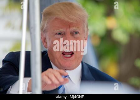 Washington, DC, USA. 4 mai, 2018. Le président Donald Trump retourne à la Maison Blanche après un voyage à Dallas pour l'ANR sur le leadership. Crédit : Michael Candelori/ZUMA/Alamy Fil Live News Banque D'Images