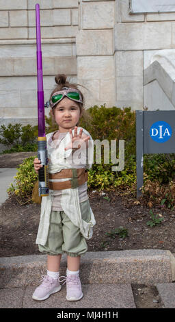 Detroit, Michigan, USA - 4 mai 2018 - Les gens vêtus de costumes de Star Wars se réunir sur les marches de l'hôtel du Detroit Institute of Arts pour Star Wars 24. Une exposition intitulée 'et la puissance de costume' va bientôt ouvrir au musée. Crédit : Jim West/Alamy Live News Banque D'Images