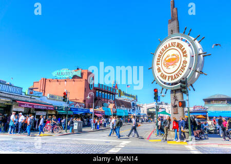 SAN FRANCISCO - Apr 2, 2018 : Une foule se rendant sur le Fisherman's Wharf à San Francisco. Le quartier du front populaire est célèbre pour ses nombreuses attracti Banque D'Images