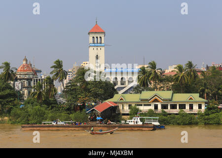 Le Myanmar des autorités portuaires domine le front de mer sur la rivière de Yangon à Yangon, Myanmar (Birmanie), de même que l'Pansodan Ferry Terminal. Banque D'Images