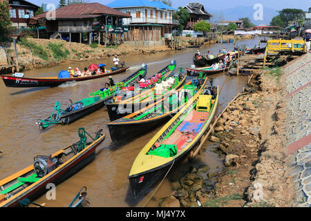 La ligne de bateaux à côté de l'eau de la Pagode Phaung Daw Oo à Nampan près de l'extrémité sud du lac Inle, Myanmar (Birmanie). Banque D'Images