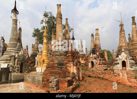 La pagode Shwe Inn Dein l'ouest du lac Inle, Province de Shaw, le Myanmar (Birmanie). Banque D'Images