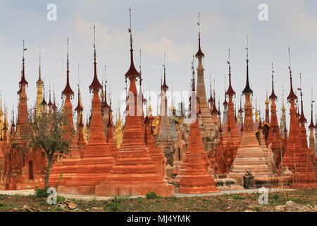 La pagode Shwe Inn Dein l'ouest du lac Inle, Province de Shaw, le Myanmar (Birmanie). Banque D'Images