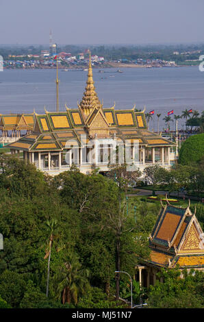 L'Chanchhaya Pavilion, également connu sous le nom de 'Moonlight Pavilion', est le pavillon de la rivière en face du Palais Royal, Phnom Penh, Cambodge. Banque D'Images