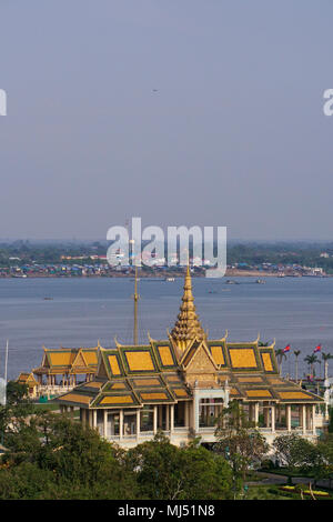 L'Chanchhaya Pavilion, également connu sous le nom de 'Moonlight Pavilion', est le pavillon de la rivière en face du Palais Royal, Phnom Penh, Cambodge. Banque D'Images