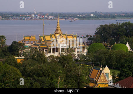 Chanchhaya Pavilion (à gauche) et le trône du Hall (à droite), du Palais Royal, Phnom Penh, Cambodge. Banque D'Images