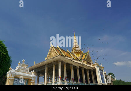 L'Chanchhaya Pavilion, également connu sous le nom de 'Moonlight Pavilion', est le pavillon de la rivière en face du Palais Royal sur le boulevard Sothearos, Phnom Penh Banque D'Images