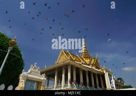 L'Chanchhaya Pavilion, également connu sous le nom de 'Moonlight Pavilion', est le pavillon de la rivière en face du Palais Royal sur le boulevard Sothearos, Phnom Penh Banque D'Images