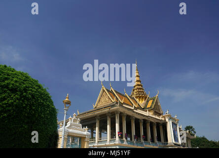 L'Chanchhaya Pavilion, également connu sous le nom de 'Moonlight Pavilion', est le pavillon de la rivière en face du Palais Royal sur le boulevard Sothearos, Phnom Penh Banque D'Images