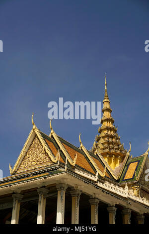 L'Chanchhaya Pavilion, également connu sous le nom de 'Moonlight Pavilion', est le pavillon de la rivière en face du Palais Royal sur le boulevard Sothearos, Phnom Penh Banque D'Images