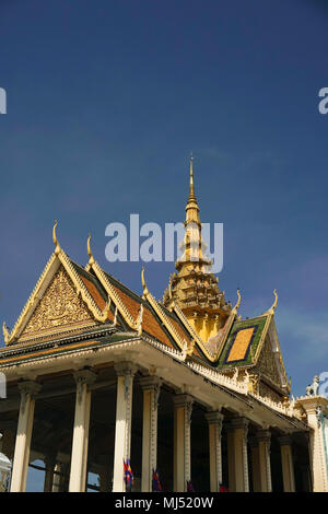 L'Chanchhaya Pavilion, également connu sous le nom de 'Moonlight Pavilion', est le pavillon de la rivière en face du Palais Royal sur le boulevard Sothearos, Phnom Penh Banque D'Images