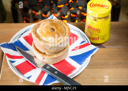 Un pub anglais snack-classique de Pork pie avec Coleman's moutarde anglaise Banque D'Images