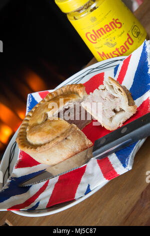 Un pub anglais snack-classique de Pork pie avec Coleman's moutarde anglaise Banque D'Images