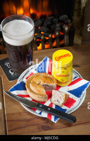 Un pub anglais snack-classique de Pork pie avec Coleman's moutarde anglaise Banque D'Images