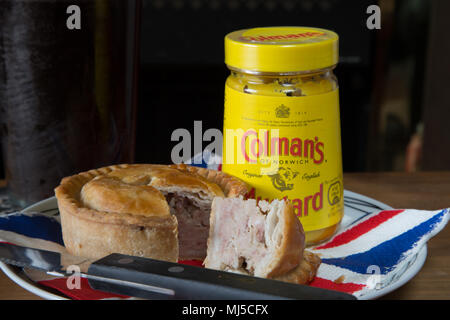 Un pub anglais snack-classique de Pork pie avec Coleman's moutarde anglaise Banque D'Images