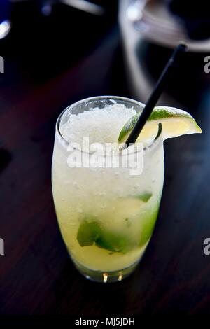 Mojito mangue Boisson alcoolisée servi sur les rochers Banque D'Images