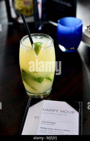 Mojito mangue Boisson alcoolisée servi pour l'happy hour Banque D'Images