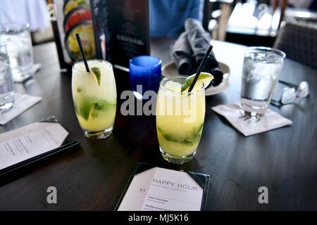 Mojito mangue Boisson alcoolisée servi pour l'happy hour Banque D'Images