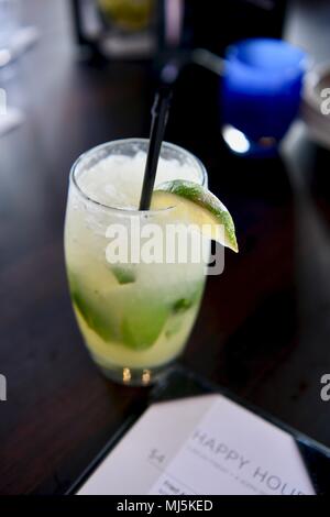 Mojito mangue Boisson alcoolisée servi pour l'happy hour Banque D'Images