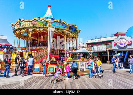 SAN FRANCISCO - Apr 2, 2018 : visiteurs affluent à Pier 39 à San Francisco Fisherman's Wharf est réputé pour ses diverses attractions, boutiques et des fruits de mer. Banque D'Images