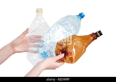 Les mains tenant différents types de bouteilles en plastique isolé sur blanc. Les déchets recyclables. La réutilisation, recyclage, élimination des déchets, les ressources, l'environnement et l'écologie concept Banque D'Images