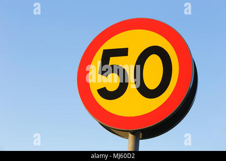 Route suédoise signe indiquant la limite de vitesse de 50 km / h Banque D'Images