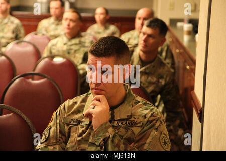 L'Alabama et de la Floride les recruteurs dans le bataillon d'assister à la Montgomery Recruter Conseil de partenariat recrutement (R2PC) où le Général William S. Lee, commandant général de la 3D Medical Assistance au déploiement (Commande), et le conférencier invité pour l'événement, a parlé de l'état de la réserve. Les recruteurs acquise utile aperçu sur le recrutement de jeunes professionnels de la médecine à la réserve de l'armée que le Général Lee conseils partagés sur les possibilités de mise en évidence de l'engagement professionnel d'élite dans le domaine médical. Image collection célébrant la bravoure Le dévouement et le sacrifice d'engagement Banque D'Images