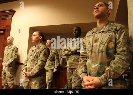 L'Alabama et de la Floride les recruteurs dans le bataillon d'assister à la Montgomery Recruter Conseil de partenariat recrutement (R2PC) où le Général William S. Lee, commandant général de la 3D Medical Assistance au déploiement (Commande), et le conférencier invité pour l'événement, a parlé de l'état de la réserve. Les recruteurs acquise utile aperçu sur le recrutement de jeunes professionnels de la médecine à la réserve de l'armée que le Général Lee conseils partagés sur les possibilités de mise en évidence de l'engagement professionnel d'élite dans le domaine médical. Image collection célébrant la bravoure Le dévouement et le sacrifice d'engagement Banque D'Images