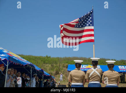 Les Marines américains, les marins, les anciens combattants et leurs respects aux côtés de leurs homologues japonais durant l'hymne national au cours de la 73e réunion de l'honneur à la cérémonie d'Iwo, Japon, le 24 mars 2018. Cet événement a présenté l'occasion pour les japonais et américains pour les gens de se souvenir et d'honorer les milliers de militaires qui se sont battus et sont morts dans la bataille d'Iwo Jima. (U.S. Marine Corps Image collection célébrant la bravoure Le dévouement et le sacrifice de l'engagement des Forces armées des États-Unis et du personnel civil. Banque D'Images