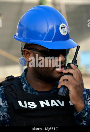 YOKOSUKA, Japon (4 avril 2018) - Navire militaire du 2e classe Julio Espejoperez de New York parle dans une radio bidirectionnelle lors d'une protection de la force contre le terrorisme percer à bord du USS Blue Ridge (CAC 19) Pier. Blue Ridge et son équipage ont maintenant entré dans une phase finale de l'entretien et la formation en vue de devenir pleinement capable de mission pour les opérations. (U.S. Image collection marine célébrant la bravoure Le dévouement et le sacrifice de l'engagement des Forces armées des États-Unis et du personnel civil. Banque D'Images