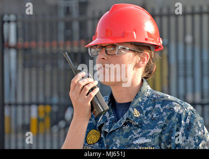 YOKOSUKA, Japon (4 avril 2018) - Chef Master-at-Arms Lauren Hall d'un canton, Conn. parle dans une radio bidirectionnelle lors d'une protection de la force contre le terrorisme percer à bord du USS Blue Ridge (CAC 19) Pier. Blue Ridge et son équipage ont maintenant entré dans une phase finale de l'entretien et la formation en vue de devenir pleinement capable de mission pour les opérations. (U.S. Image collection marine célébrant la bravoure Le dévouement et le sacrifice de l'engagement des Forces armées des États-Unis et du personnel civil. Banque D'Images