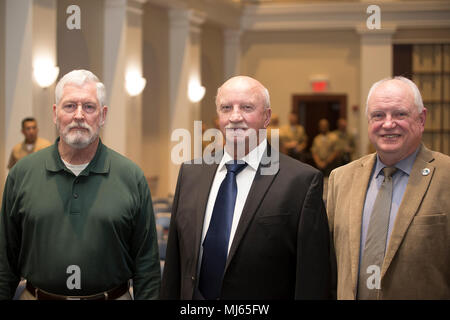 La couleur 4e sergent de la Marine Corps, Bob Frères, droite, le sergent de la 5ème couleur Marine Corps, Michael Kane, à gauche, et un ancien United States Marine Corps garde couleur Marine, Thomas la flatterie, posent pour une photo à la suite de la couleur Le sergent de l'allégement du Corps des Marines et de nomination cérémonie à la caserne Marine Washington D.C., 6 avril 2018. L'ex-garde des Couleurs Marines ont assisté à la cérémonie d'être témoin de l'adoption de fonctions et responsabilités d'un sergent de la couleur à l'autre. U.S. Marine Corps Image collection célébrant la bravoure dévouement engagement et le sacrifice de U.S Banque D'Images