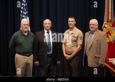 Le sergent Kenneth Newton, le 37e Color sergent de la Marine Corps, pose pour une photo avec les 4e et 5e sergents de la couleur Marine Corps, ainsi qu'un ancien garde de couleur Marine, à l'issue de secours et une cérémonie de nomination chez Marine Barracks Washington D.C., 6 avril 2018. L'ex-garde des Couleurs Marines ont assisté à la cérémonie d'être témoin de l'adoption de fonctions et responsabilités d'un sergent de la couleur à l'autre. U.S. Marine Corps Image collection célébrant la bravoure Le dévouement et le sacrifice de l'engagement des Forces armées des États-Unis et du personnel civil. Banque D'Images