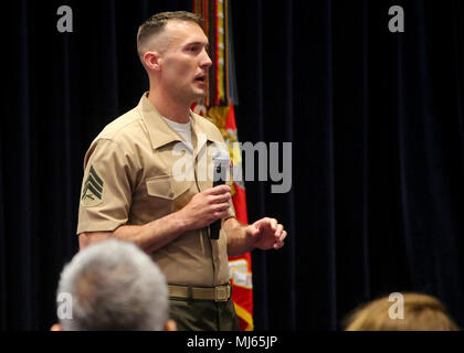Le sergent Kenneth Newton, le 37e Color sergent de la Marine Corps, parle aux invités pendant la couleur Le sergent de l'allégement du Corps des Marines et de nomination cérémonie à la caserne Marine Washington D.C., 6 avril 2018. Newton, un Colorado Springs, Colorado a servi comme indigènes le sergent du Corps des Marines et a été chargé de mener l'enseigne nationale à des cérémonies dans toute la région et partout au Canada. Il a dirigé la couleur officielle au peloton de la garde et MBW a été responsable de la formation et de la préparation de l'avenir de la Marine service dans les forces d'exploitation. Marine Corps Banque D'Images