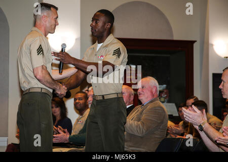 Le sergent Kenneth Newton, gauche, la 37e Color sergent de la Marine Corps, serre la main de son successeur, le Sgt. Francis Frazier, lors d'une cérémonie de nomination et de secours chez Marine Barracks Washington, 6 avril 2018. La couleur Le sergent de la Marine Corps sert au sergent du Corps, chargé de mener l'enseigne nationale à des cérémonies dans toute la région et partout au Canada. La couleur Le Sergent mène le peloton de la Garde couleur officielle et MBW à est chargé de la formation et de la préparation de l'avenir de la Marine service dans les forces d'exploitation. Marine Corps Banque D'Images