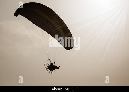 Silhouette de sky diver avec moteur au coucher du soleil Banque D'Images